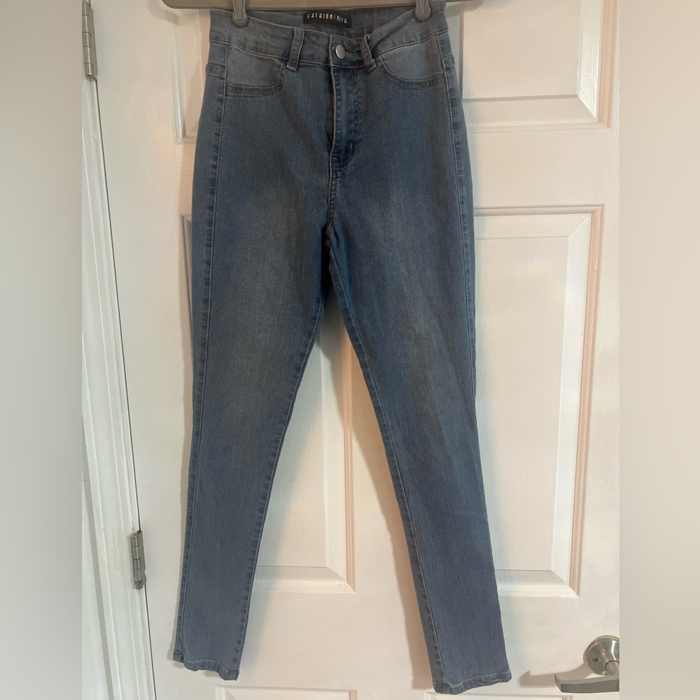 **Gently Used**Classic high waist skinny jeans size 5 (26) in a light blue wash.